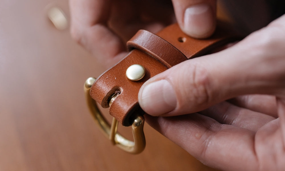 comment percer un trou dans une ceinture en cuir ? – Mon monde cuir