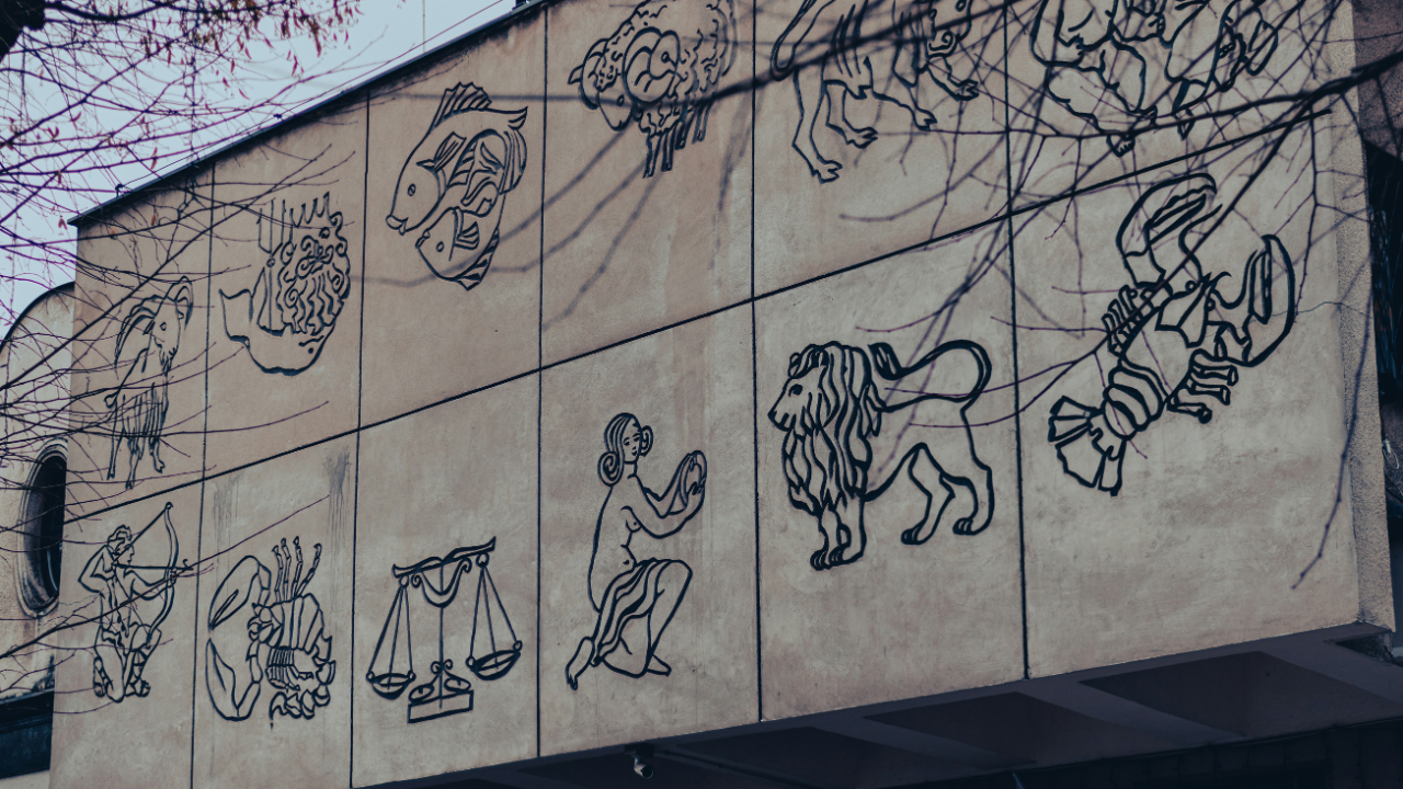 10 pièces mode à avoir dans sa garde-robe selon son signe astrologique