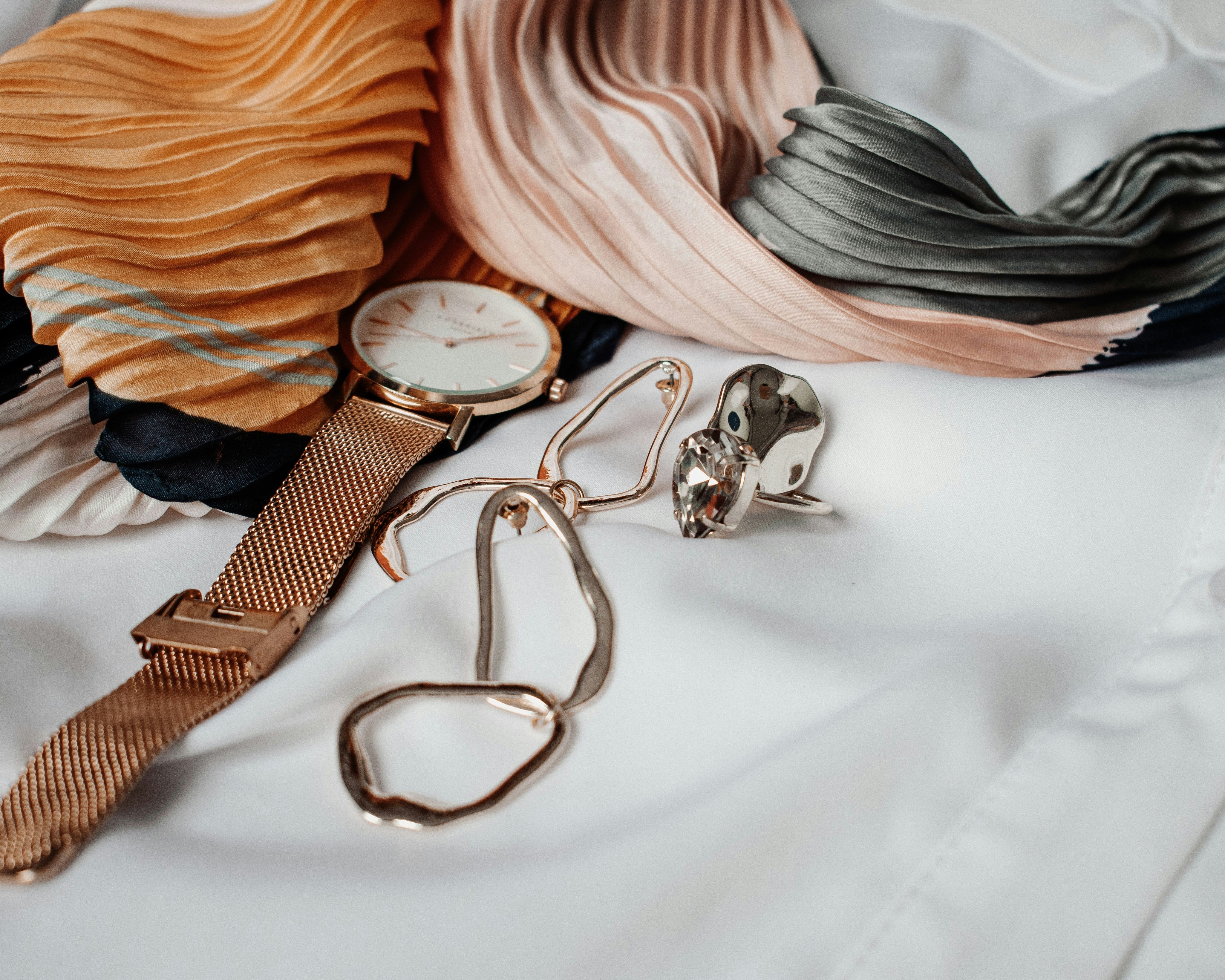 Comment porter des accessoires pour sublimer une tenue basique ?