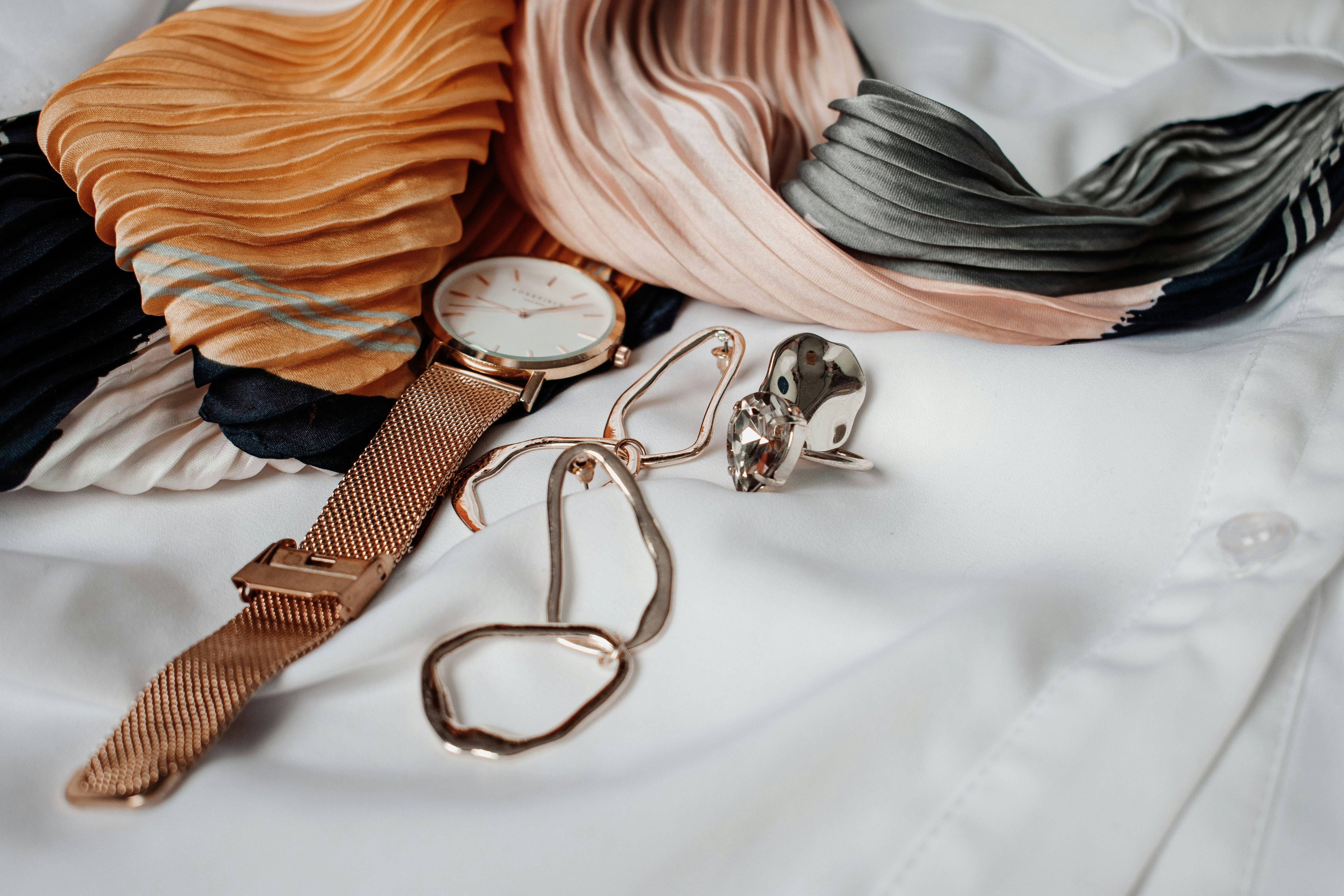 Comment porter des accessoires pour sublimer une tenue basique ?