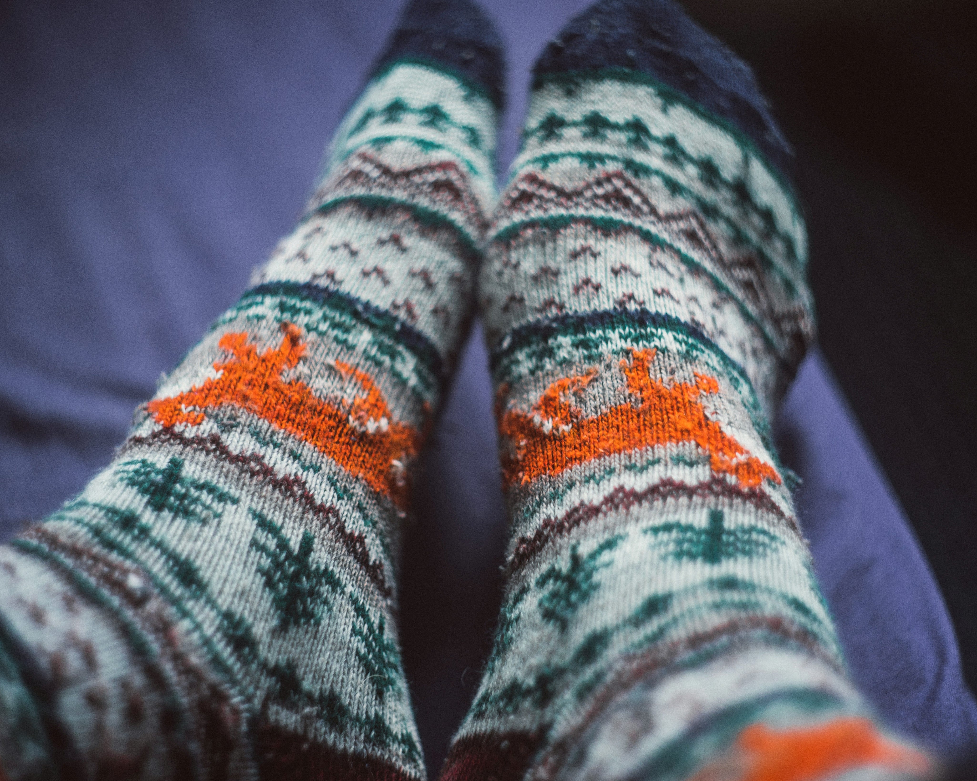 Pourquoi les chaussettes pilou pilou sont devenues un indispensable cocooning ?
