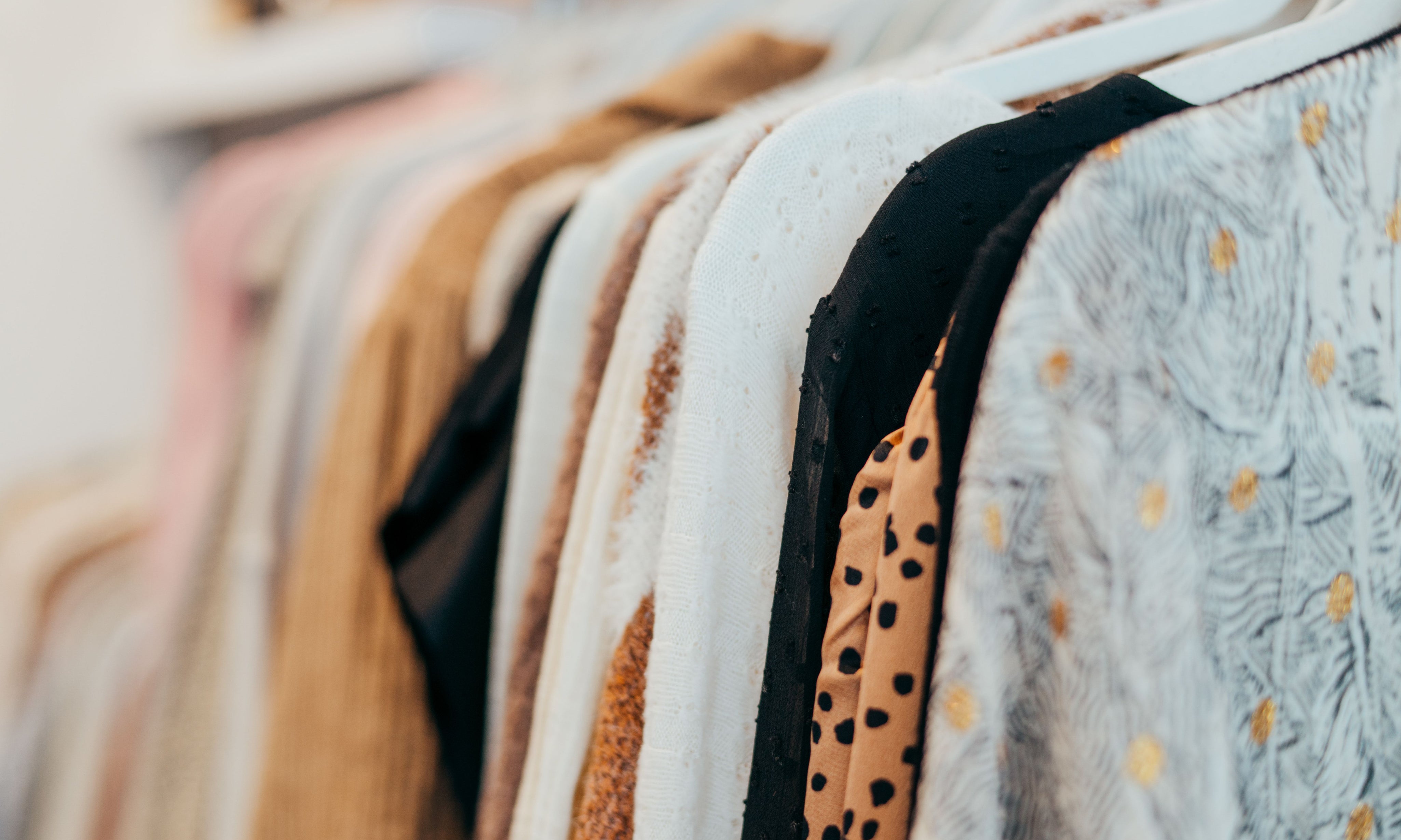 Les 20 vêtements indispensables à avoir dans sa garde-robe