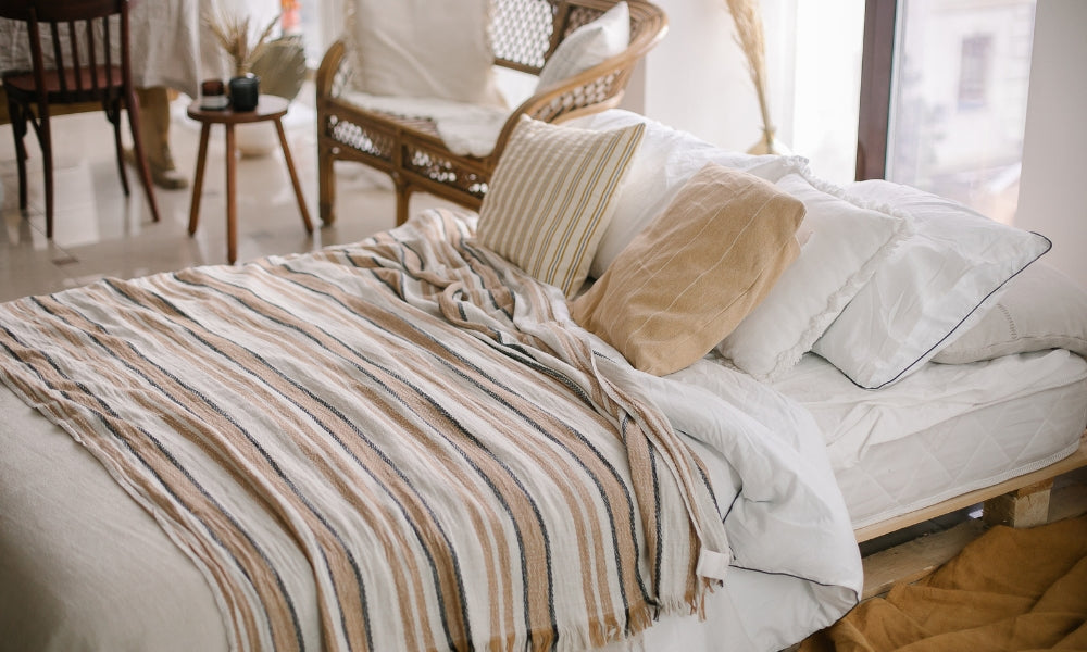 Plaid ou couvre-lit : lequel choisir ?