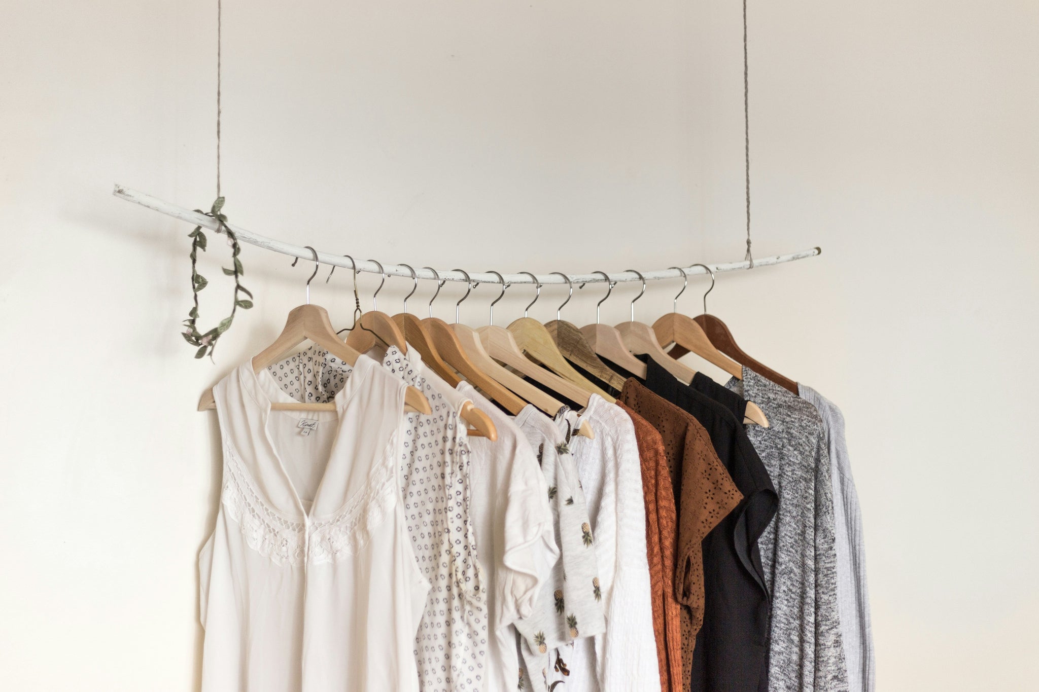 Garde-robe capsule : comment adopter un style élégant et minimaliste au quotidien