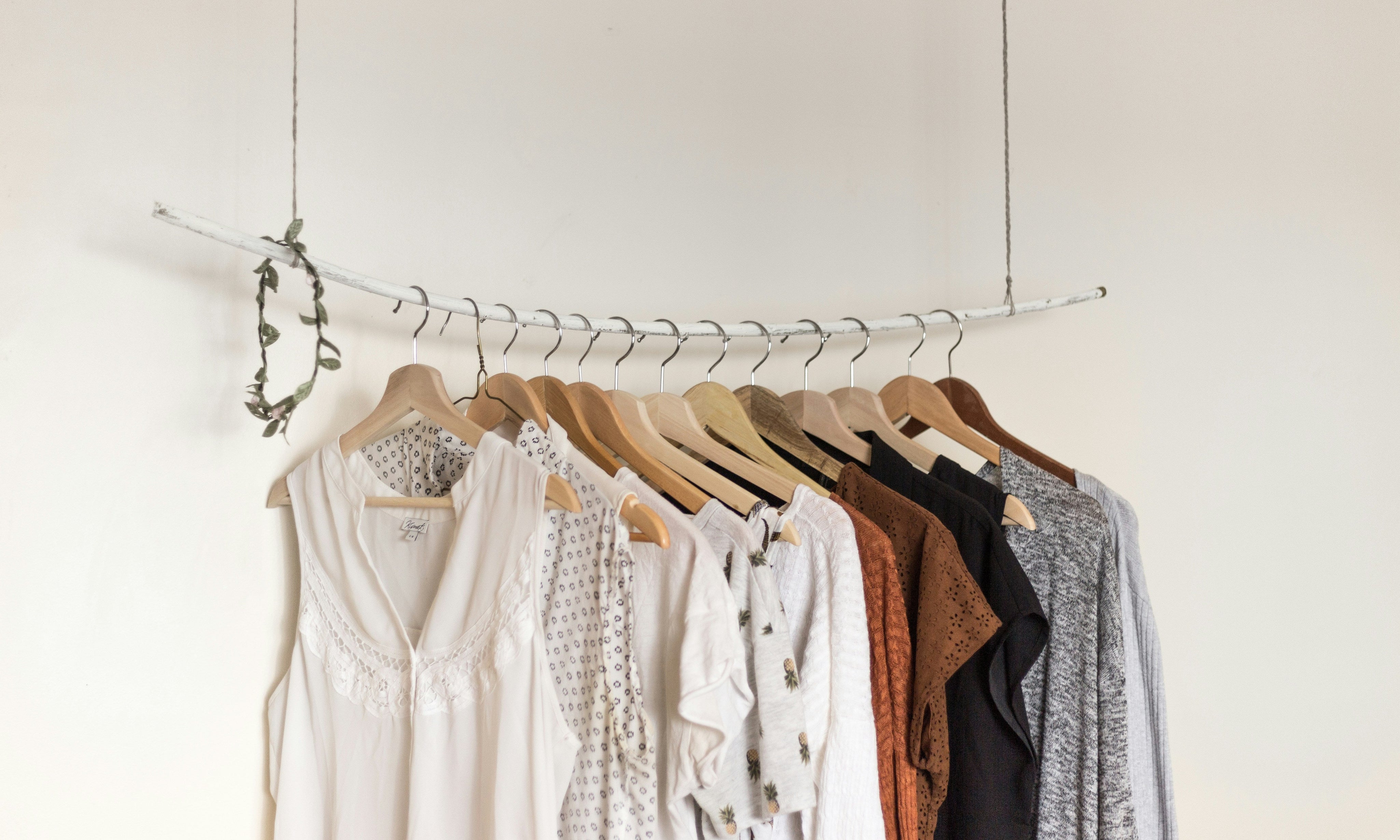 Garde-robe capsule : comment adopter un style élégant et minimaliste au quotidien
