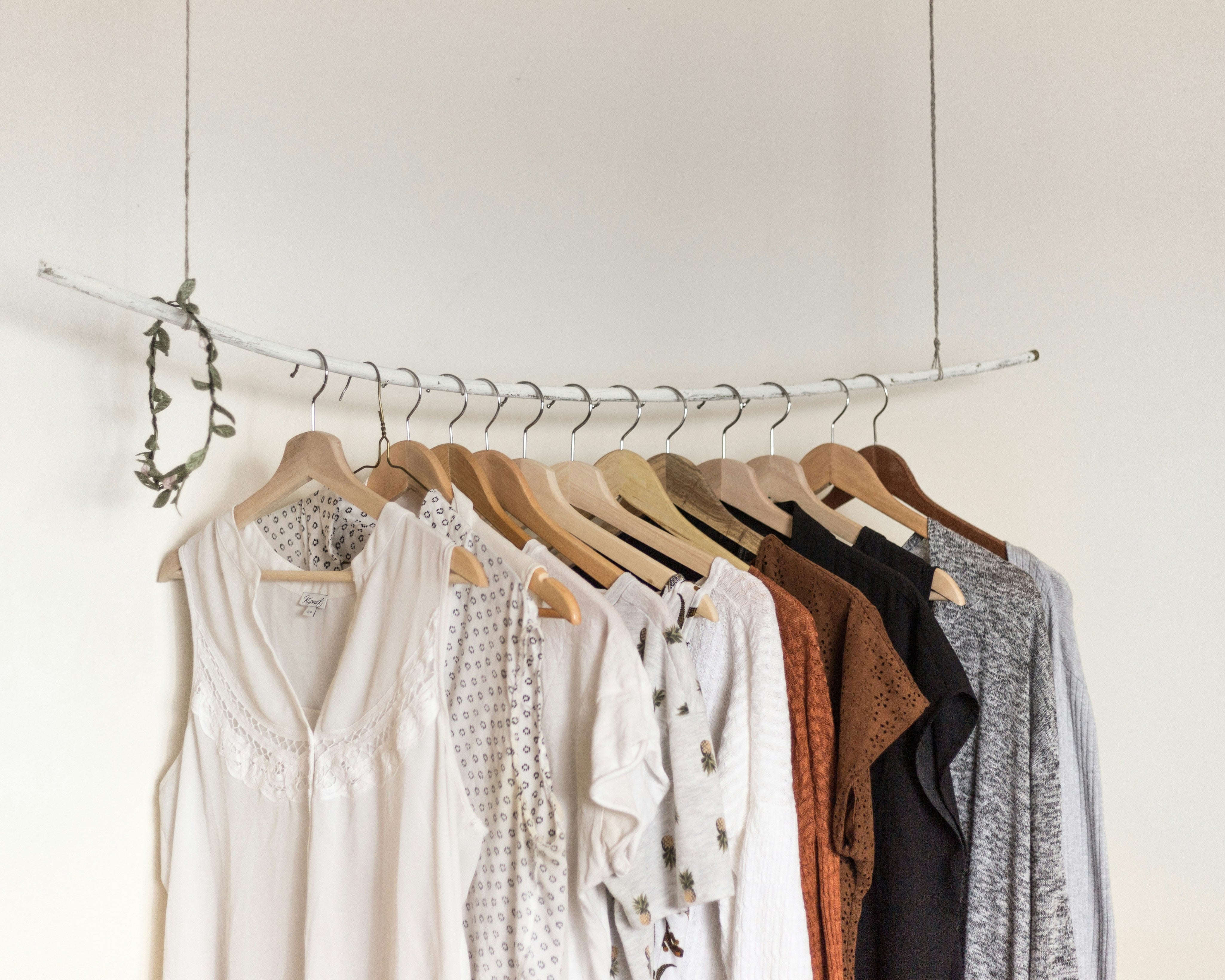 Garde-robe capsule : comment adopter un style élégant et minimaliste au quotidien
