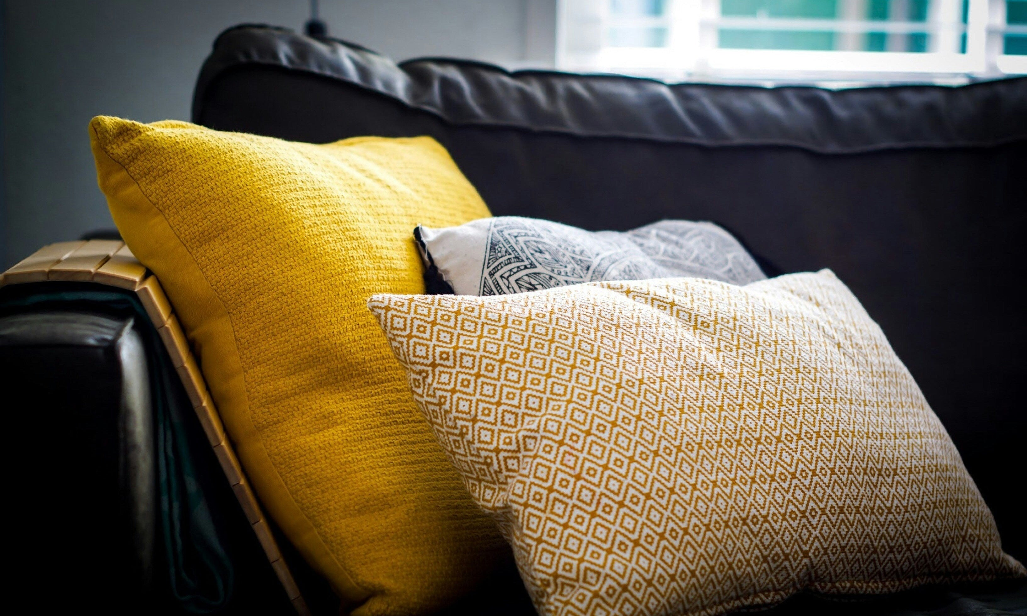 DIY : Comment transformer un vieux plaid pilou pilou en coussin moelleux