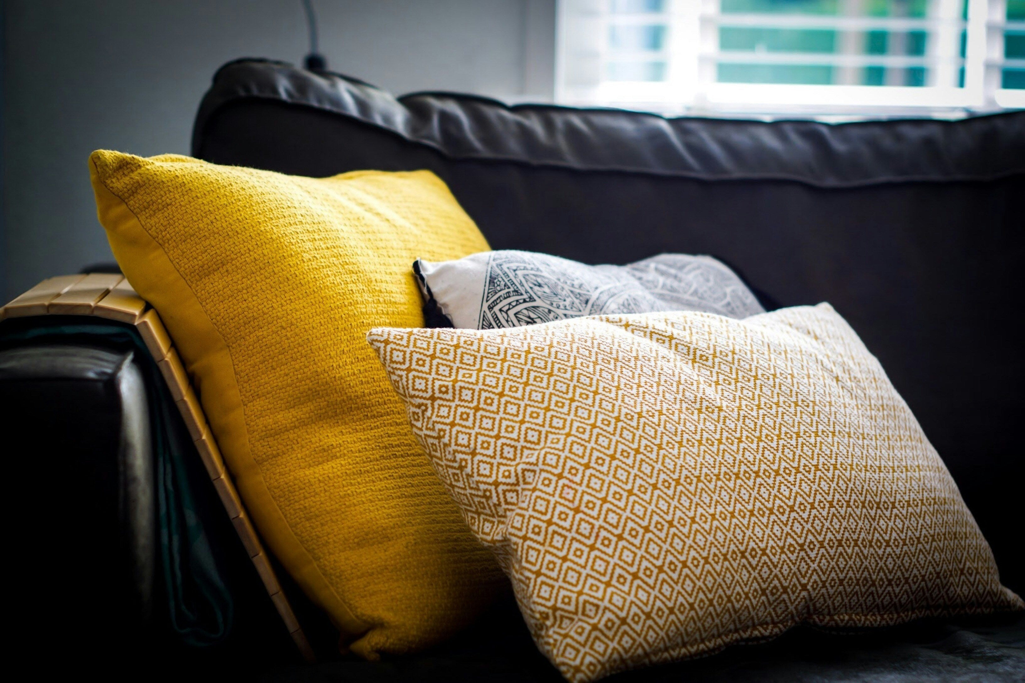 DIY : Comment transformer un vieux plaid pilou pilou en coussin moelleux