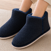 Chaussons d’intérieur femme bleu marine fourrés effet mouton