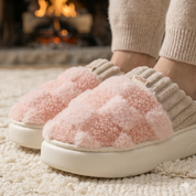 Chaussons femme rose motif carreaux pelucheux