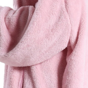 Gros plan sur la matière douce effet Pilou Pilou pull plaid