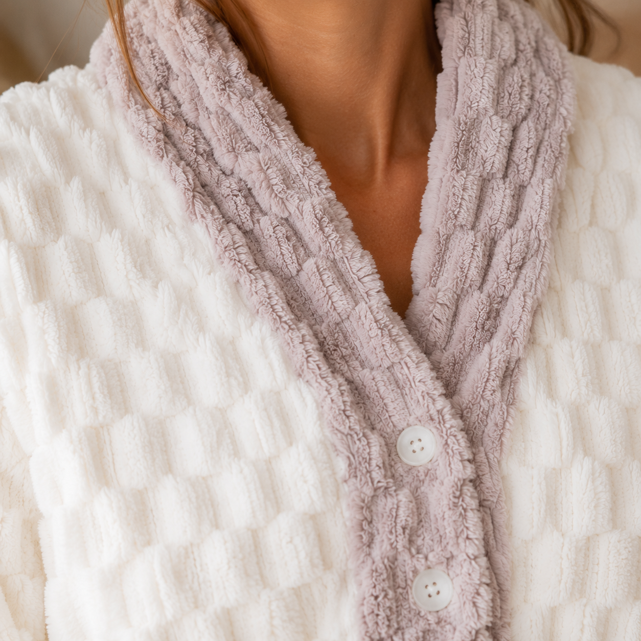Haut cocooning femme blanc avec finitions violettes