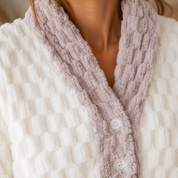 Haut cocooning femme blanc avec finitions violettes