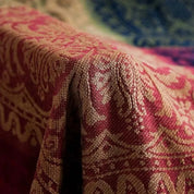 Plaid bohème patchwork posé sur un canapé