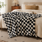 Plaid damier noir et blanc sur un lit