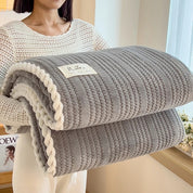 Plaid douillet gris en pilou pilou chaud et moelleux pour canapé ou lit
