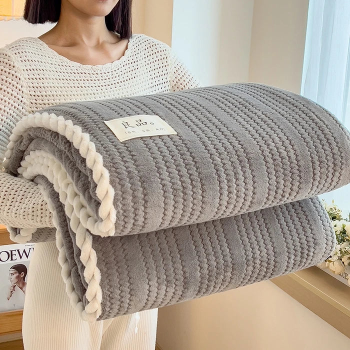 Plaid douillet gris en pilou pilou chaud et moelleux pour canapé ou lit