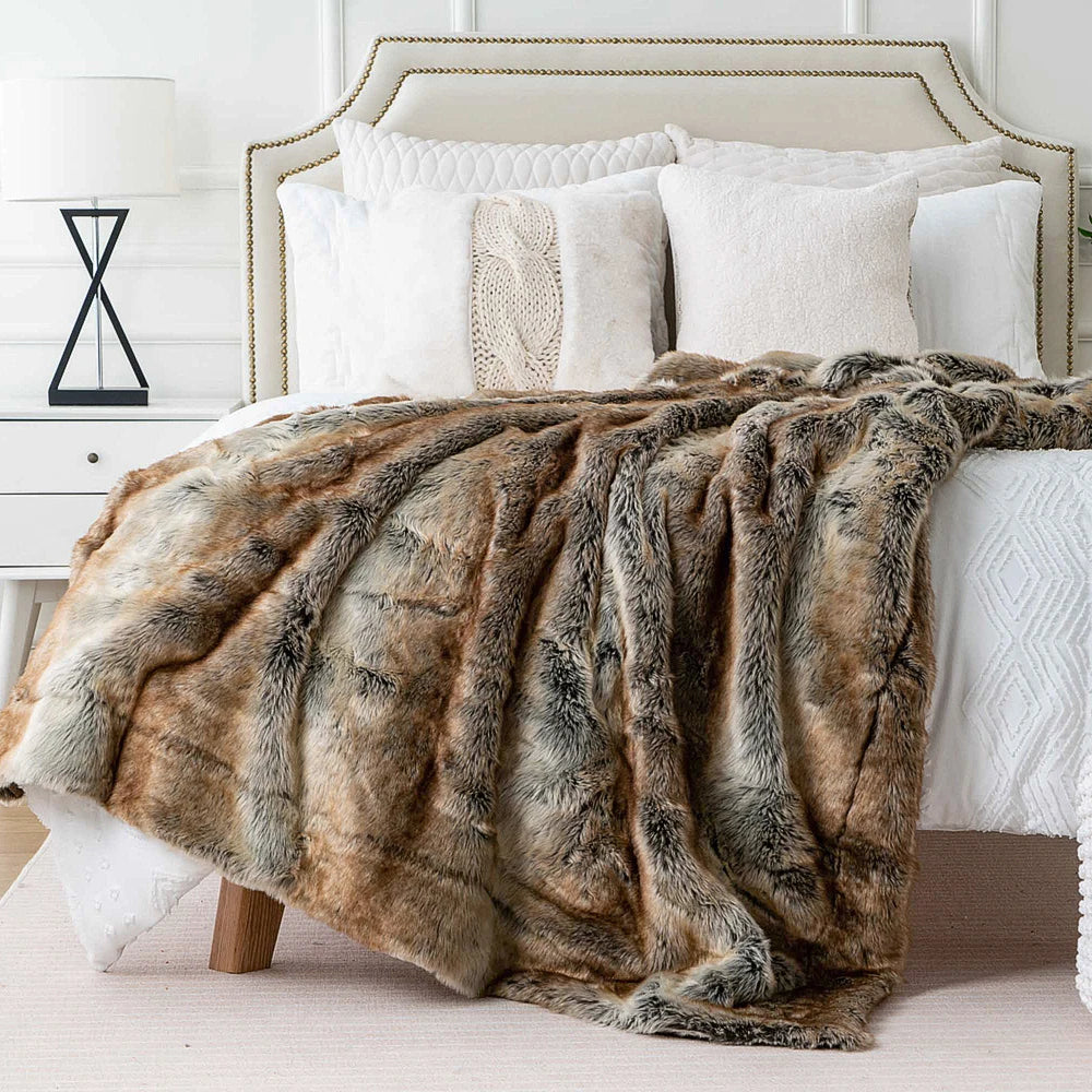 Plaid effet fausse fourrure pour lit