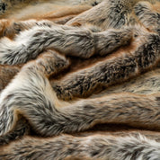 Plaid fourrure sauvage pour salon cocooning