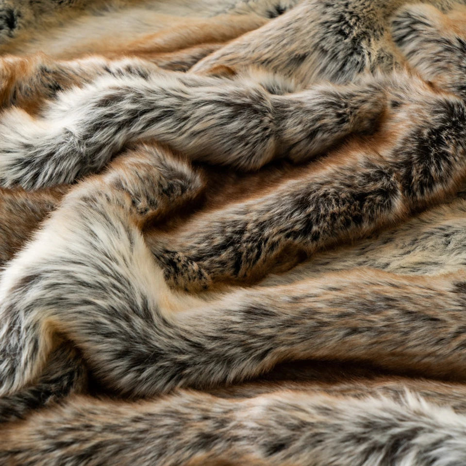 Plaid fourrure sauvage pour salon cocooning
