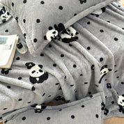 Plaid gris avec petits pandas noirs et blancs