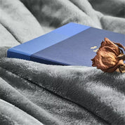 Plaid moelleux couleur grise pour soirée cocooning