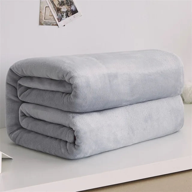 Plaid moelleux gris doux et confortable pour canapé ou lit