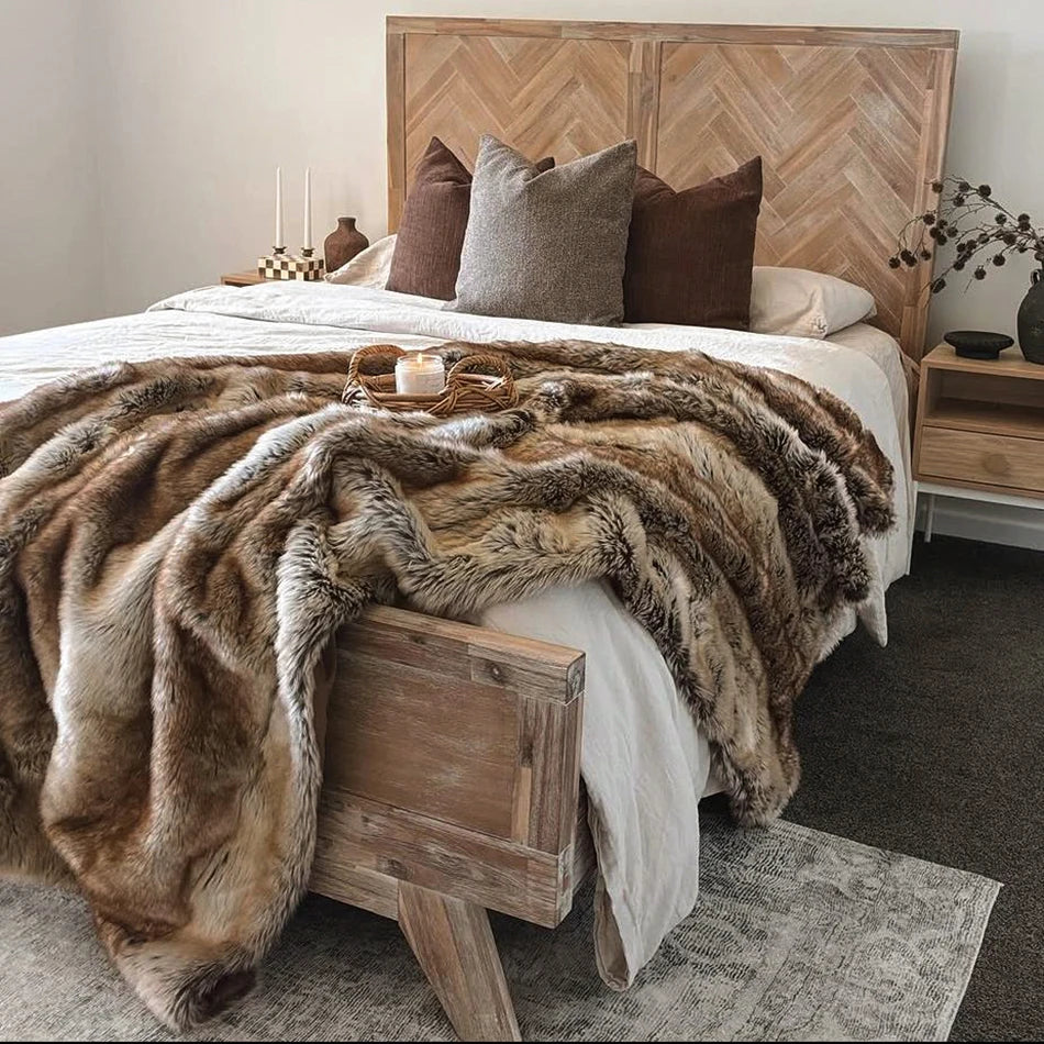Plaid pilou pilou effet fausse fourrure pour lit