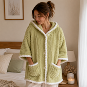 Poncho pilou pilou vert avec finitions blanches