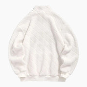 Pull de couleur blanche en matière duveteuse