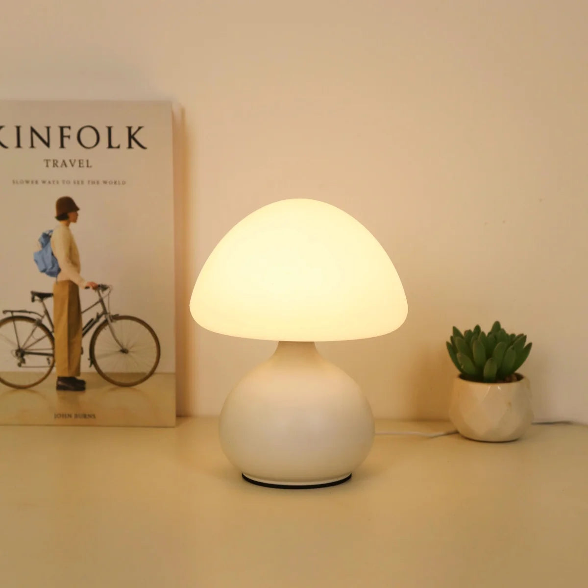 lampe champignon lumière douce sur table de chevet