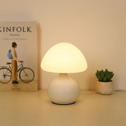 lampe champignon lumière douce sur table de chevet