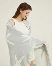 Plaid gris clair à motifs en matière Pilou Pilou style microfibre