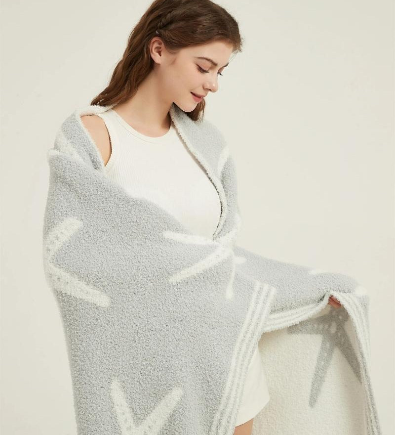 Plaid gris clair à motifs en matière Pilou Pilou style microfibre