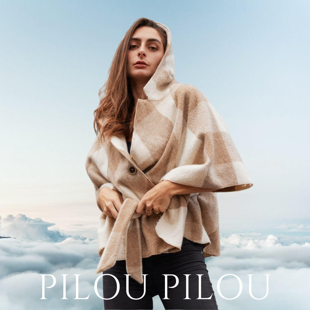 Cette image représente une femme portant un pull Pilou Pilou de couleur beige.