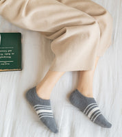 Chaussette basse en matière Pilou Pilou de couleur gris
