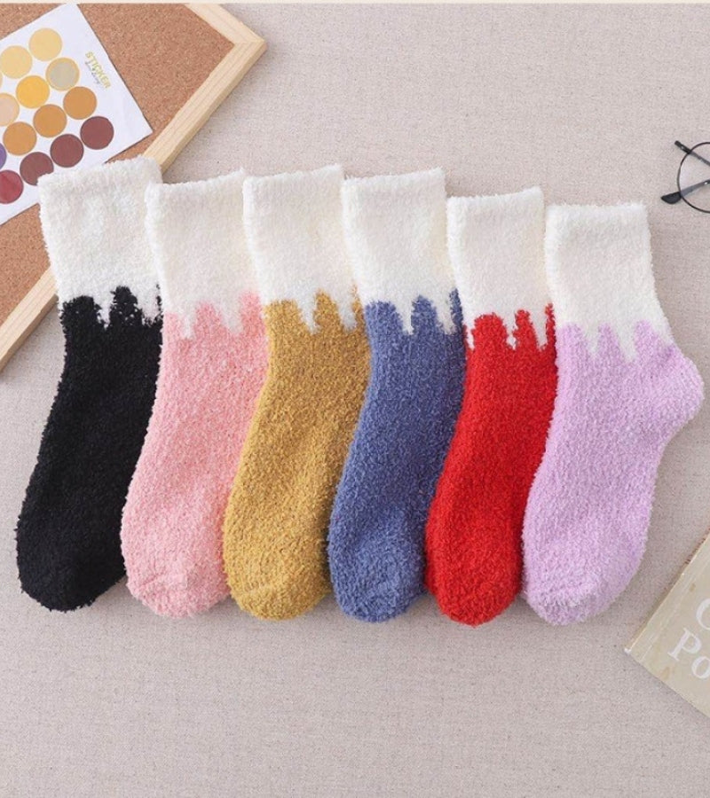 Chaussette rouge et blanche en matière peluche