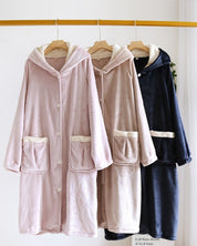 Chemise de nuit violette en matière molletonnée