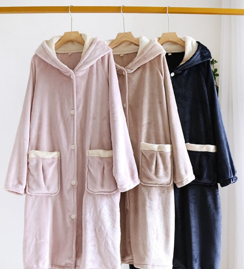 Chemise de nuit violette en matière molletonnée