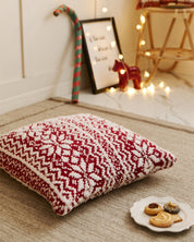 Coussin rouge et blanc en matière très douce sur le thème de Noël
