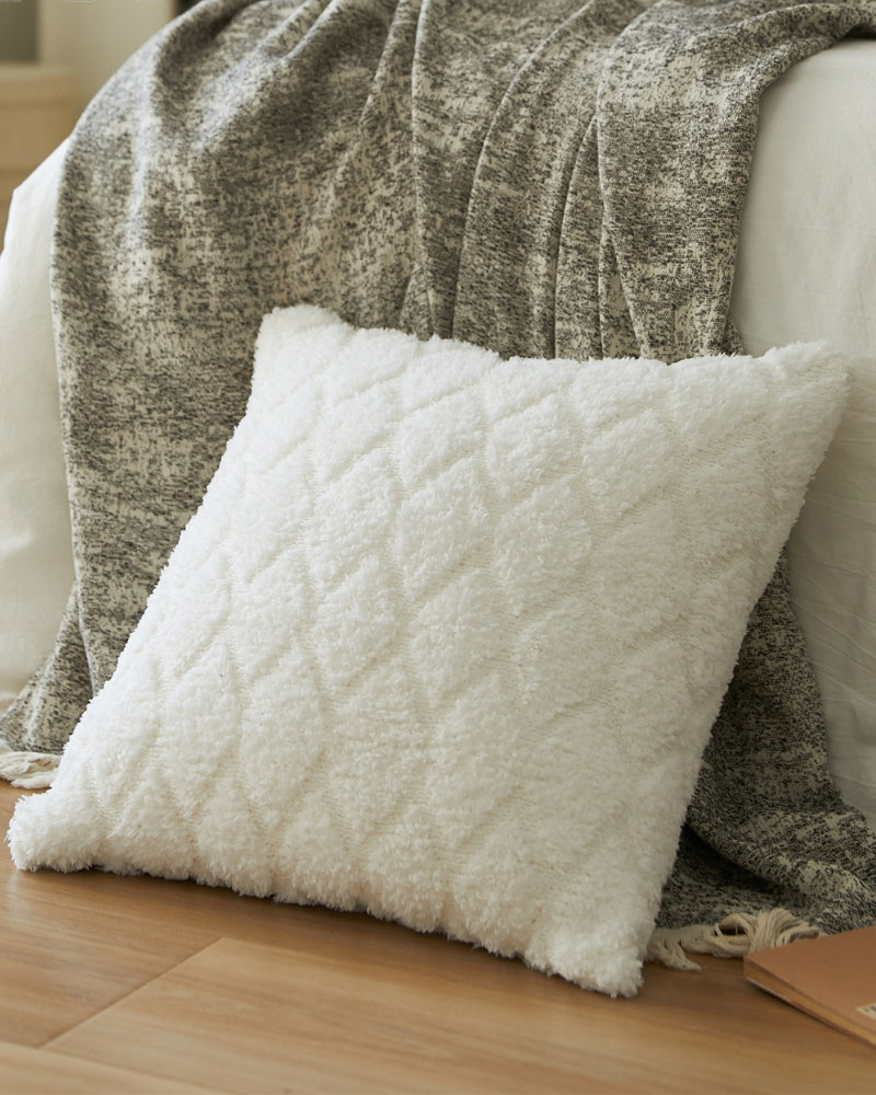 Coussin blanc à motif croisé en matière duvet