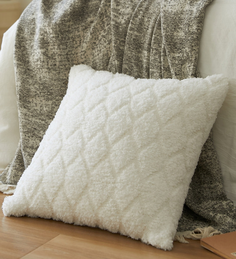 Coussin blanc à motif croisé en matière duvet