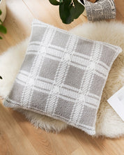 Coussin à carreaux en fourrure gris