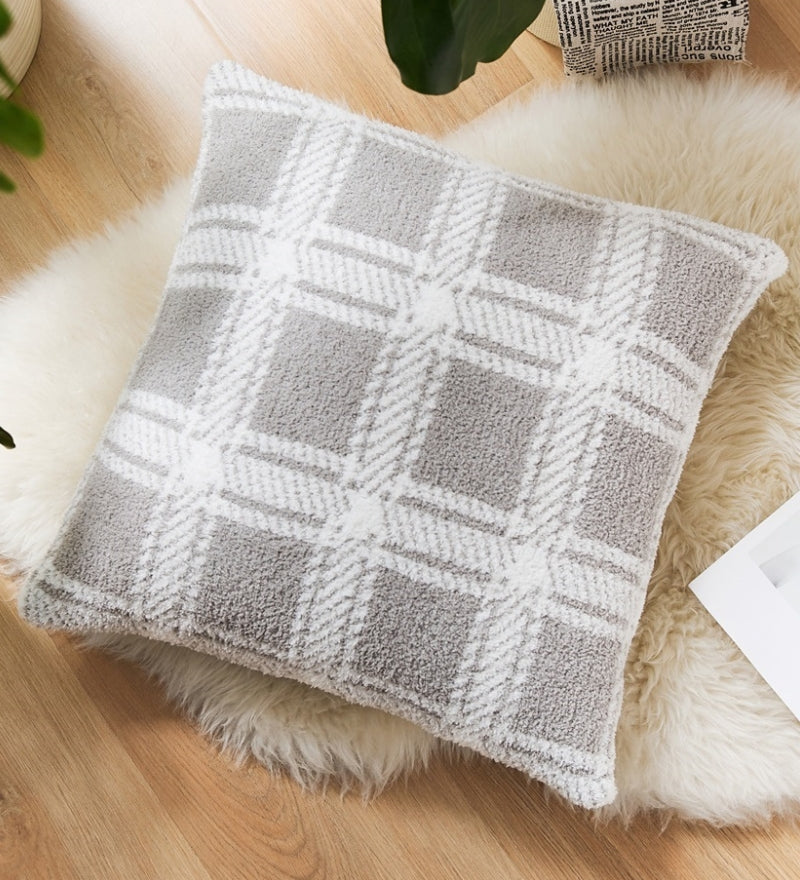 Coussin à carreaux en fourrure gris