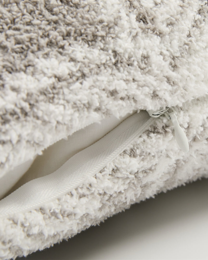 coussin gris fourrure