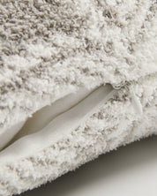 coussin gris fourrure