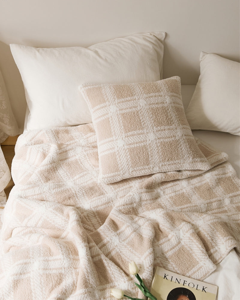 Coussin à carreaux moelleux de couleur beige