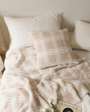 Coussin à carreaux moelleux de couleur beige