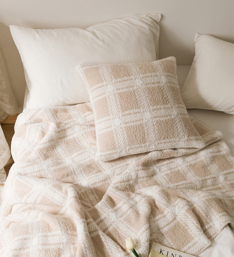 Coussin à carreaux moelleux de couleur beige