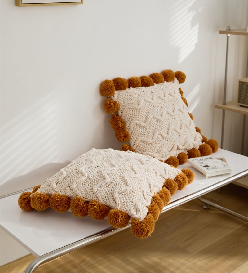 Coussin avec pompons en matière moumoute